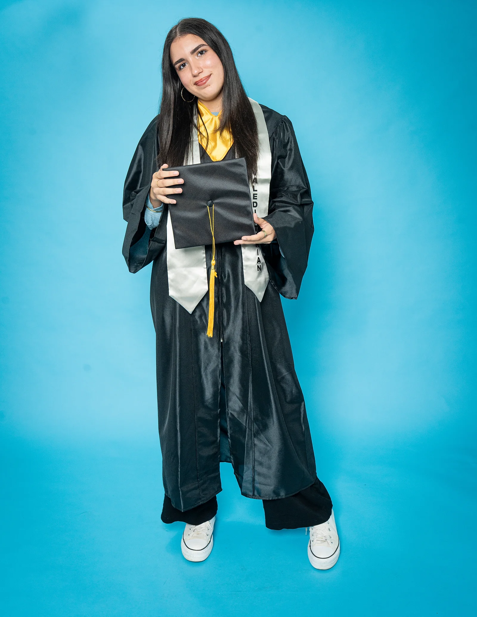 Estudiante de LÍDERES ONLINE SCHOOL durante la sesión fotográfica institucional